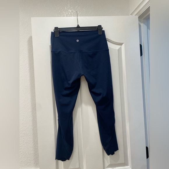 Lululemon Wunder Under HighRise Crop 23 Scallop FullOn Luxtreme
True Navy size 8 - Picture 4 of 7